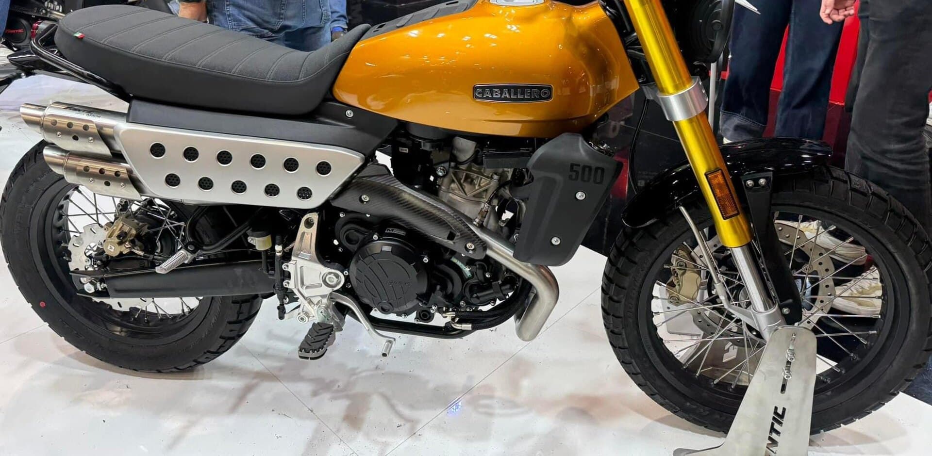 Fantic Caballero 500 de profil : réservoir jaune, moteur monocylindre et double silencieux