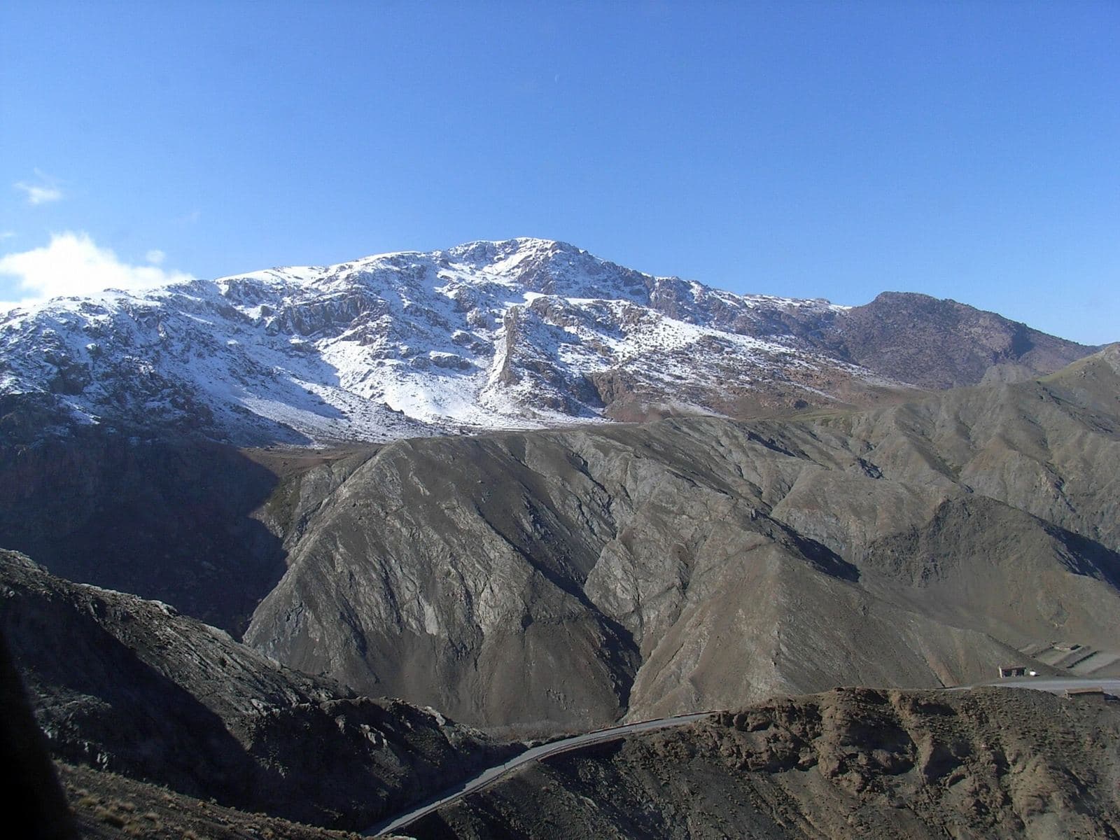 Route de montagne et sommets enneigés du Haut Atlas