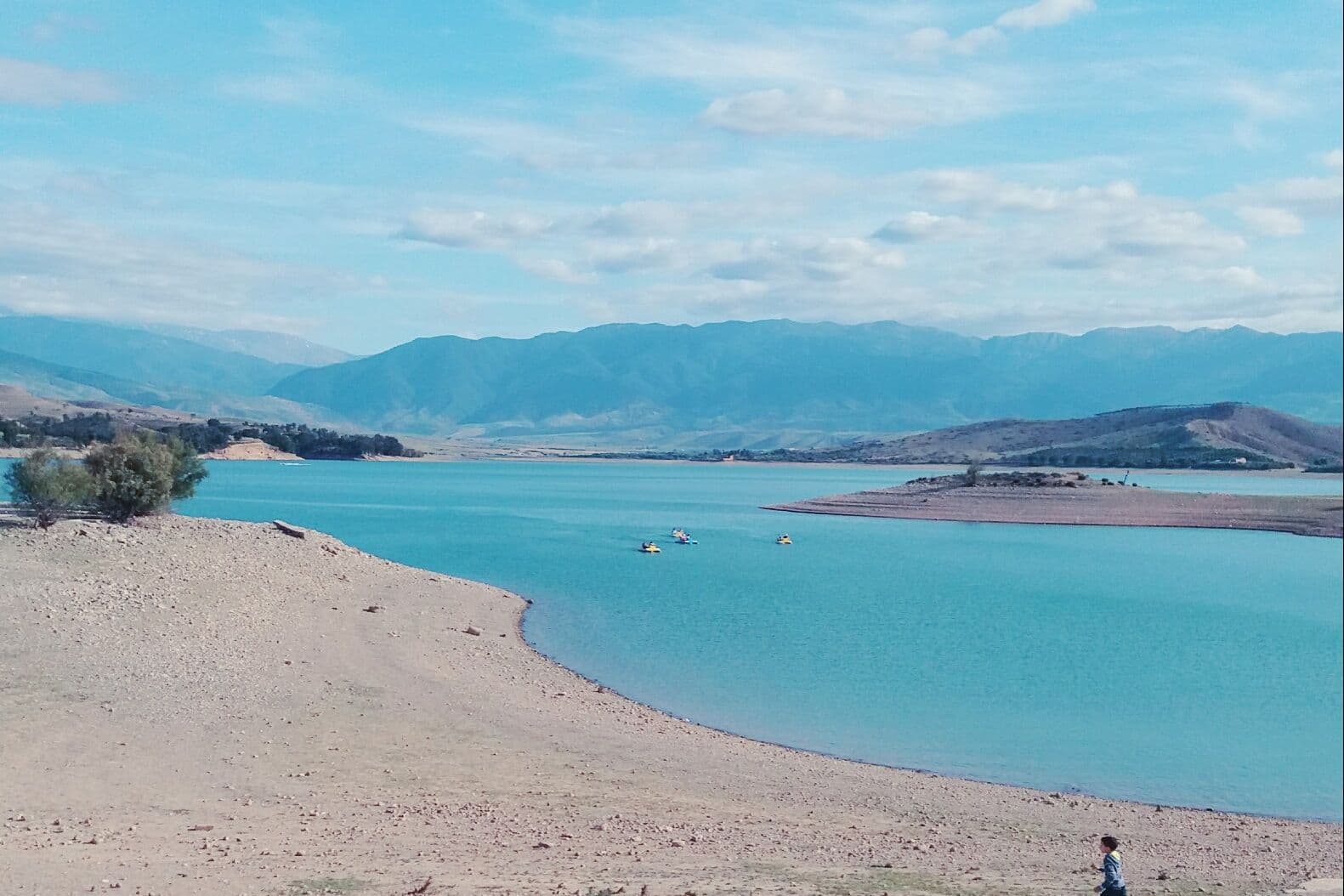 Rives turquoise du lac de Lalla Takerkoust